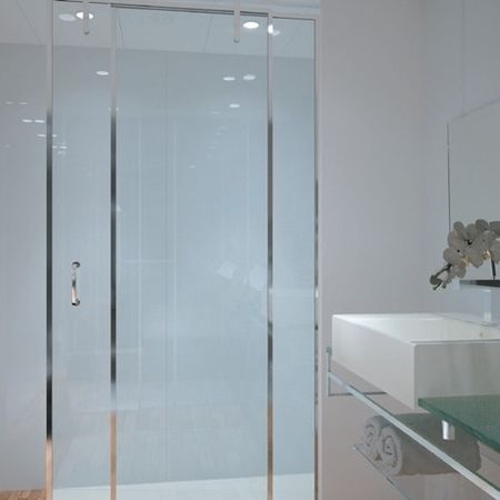 Korrosionsbeständiges Glas in einer Dusche mit Milchglaseffekt