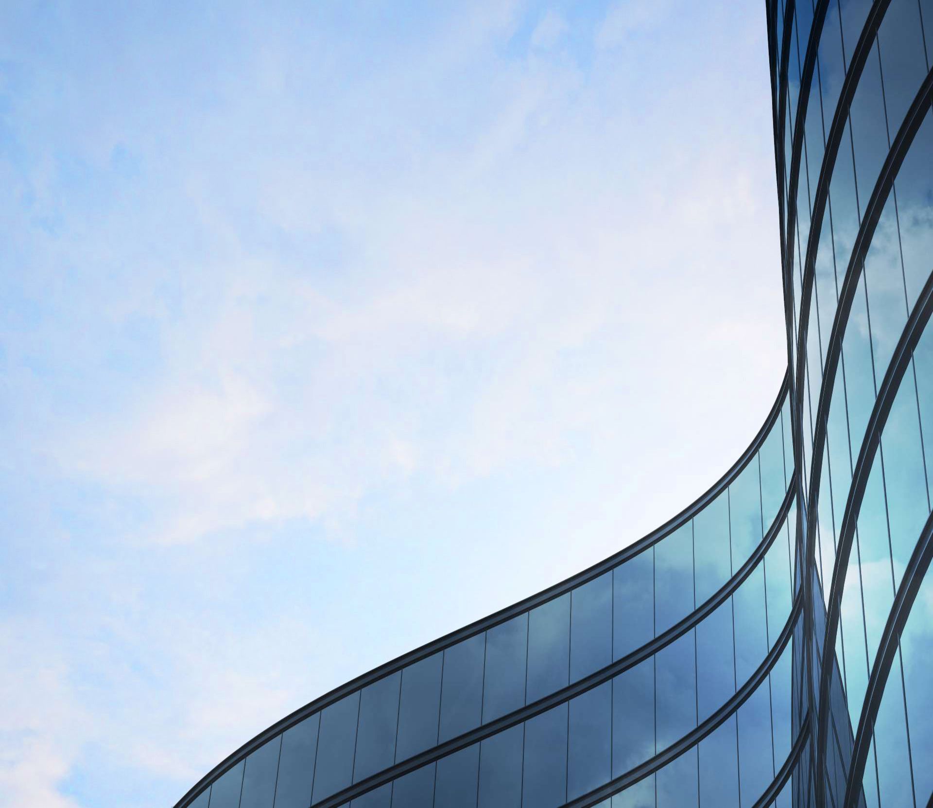 Konkave Glasfassade eines modernen Gebäudes